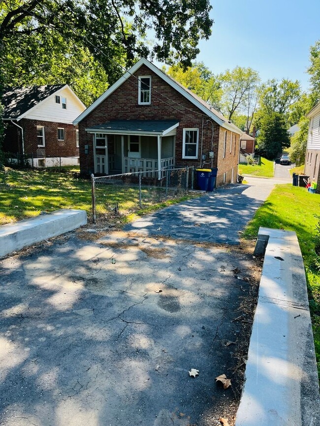 Building Photo - 3 Bed 1 Bath - Harwood Floors