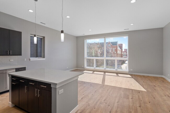 Building Photo - 2528 W Addison St