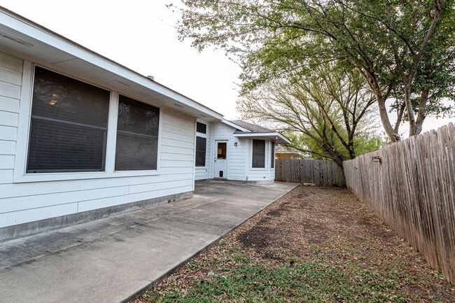 Building Photo - Charming 4-Bedroom, 2-Bath Home with Moder...