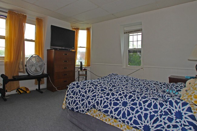 Building Photo - 4 Unit Investment: 165 Gordon St