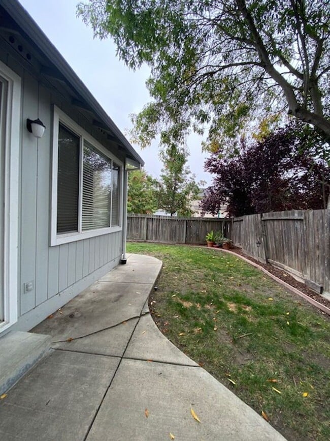 Building Photo - ~Beautiful 3 Bed 2 Bath House in Santa Rosa~