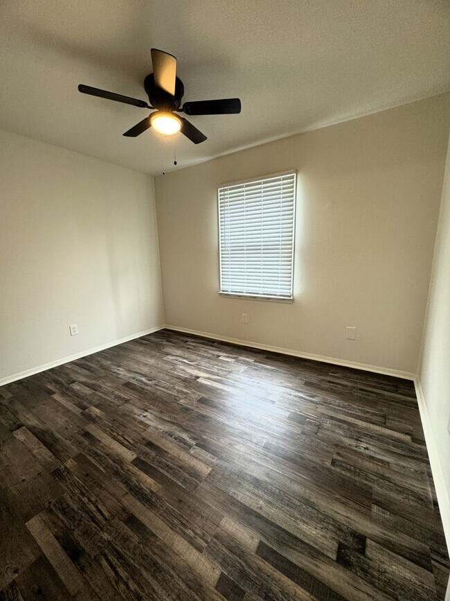 Building Photo - Move In Special!!