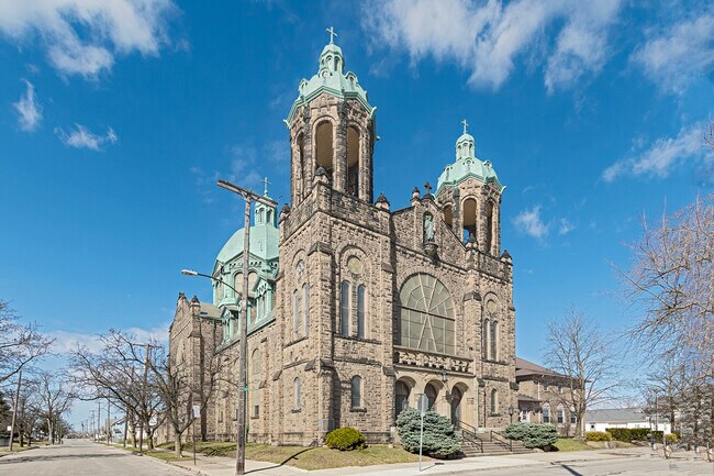 Building Photo - 631 Clark St