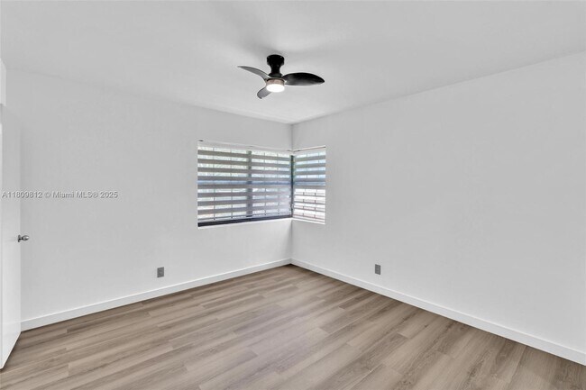 Building Photo - 418 S 57th Way