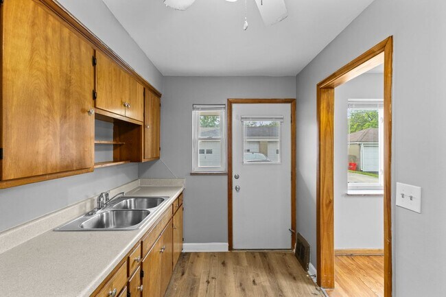 Building Photo - 723 Village Dr