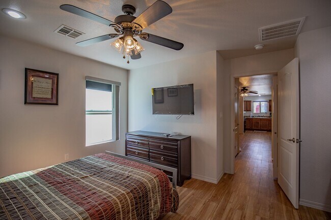 Building Photo - 800 Sherwood Dr