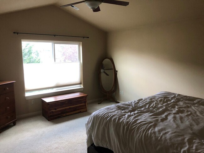 Building Photo - Large 4 Bedroom House in Newberg. Great Location!