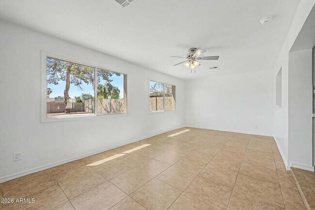 Building Photo - 2601 E Dahlia Dr