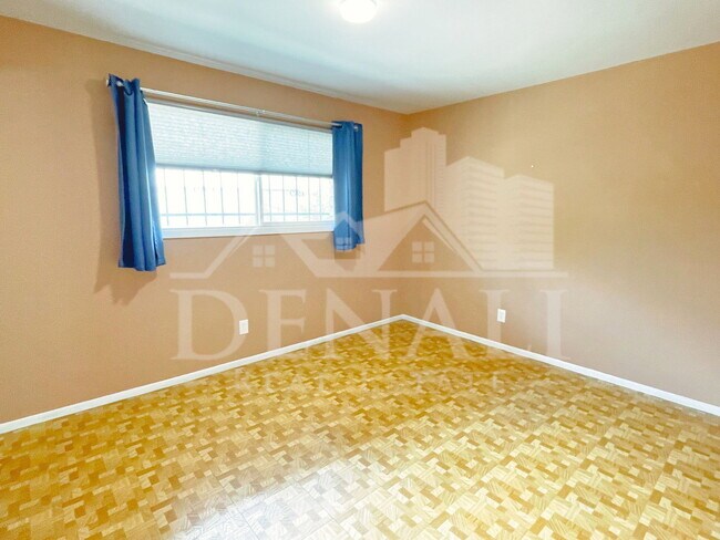 Building Photo - 1515 W Huntington Dr