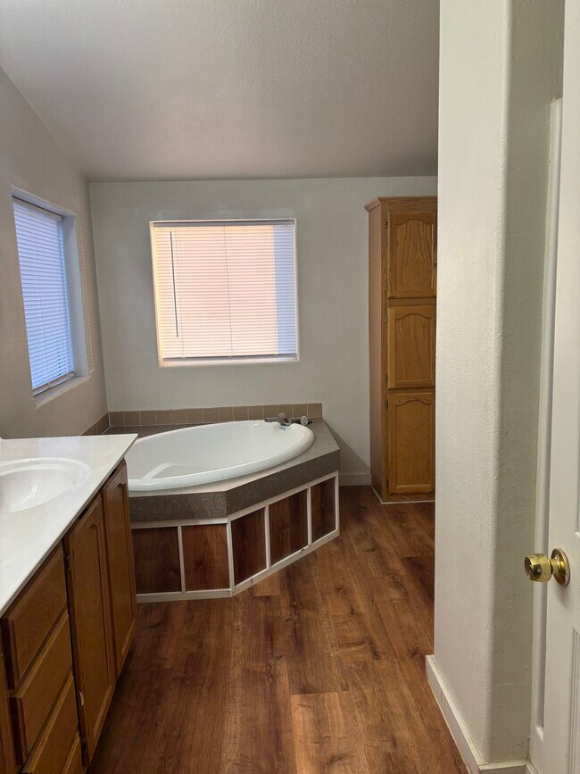 Building Photo - 007