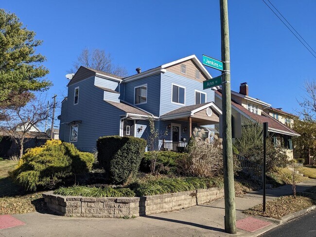 Building Photo - 546 E Jenkins Ave