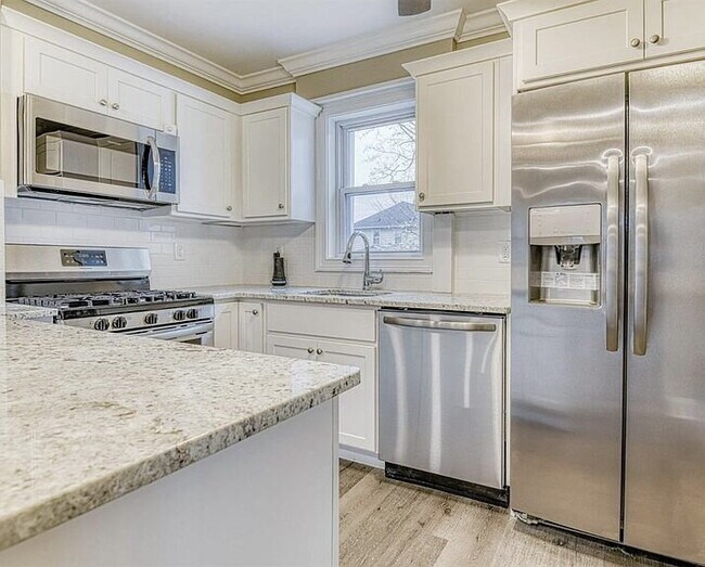 Building Photo - 3-Bed, 3-Bath in New Brunswick – Your Perfect Retreat!"