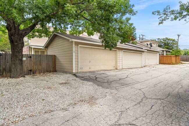 Building Photo - Stylish Townhome Living in Oak Creek
