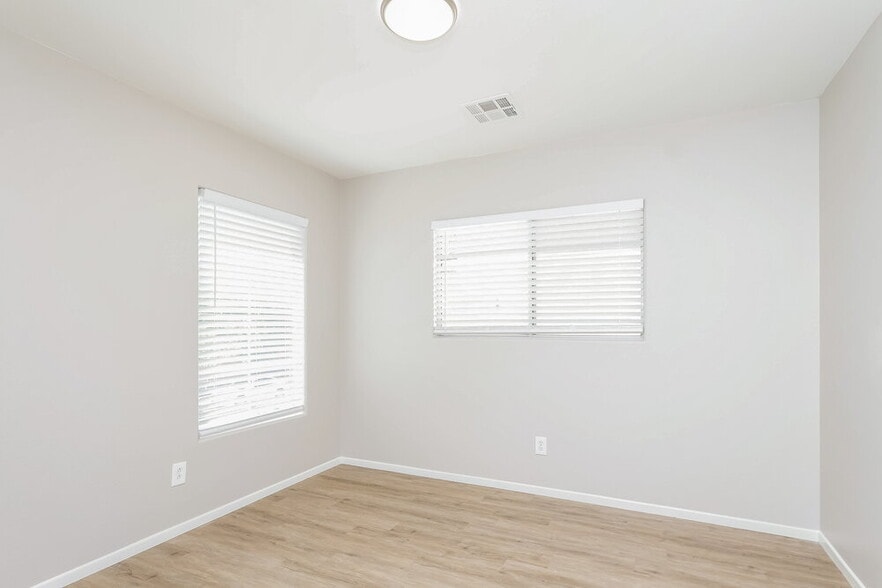 Building Photo - 4792 W Shelbourne Ave