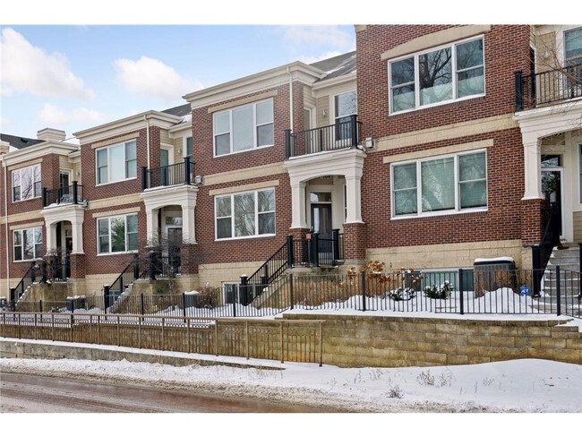 Building Photo - 325 W River Pkwy