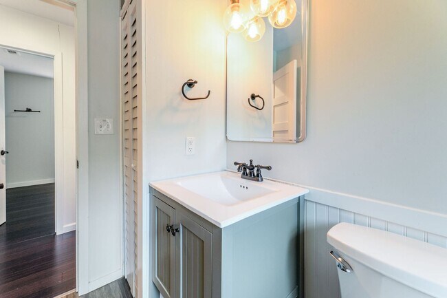 Building Photo - Charming & Updated Mid-Century 3 Bed/1 Bath in East Austin!