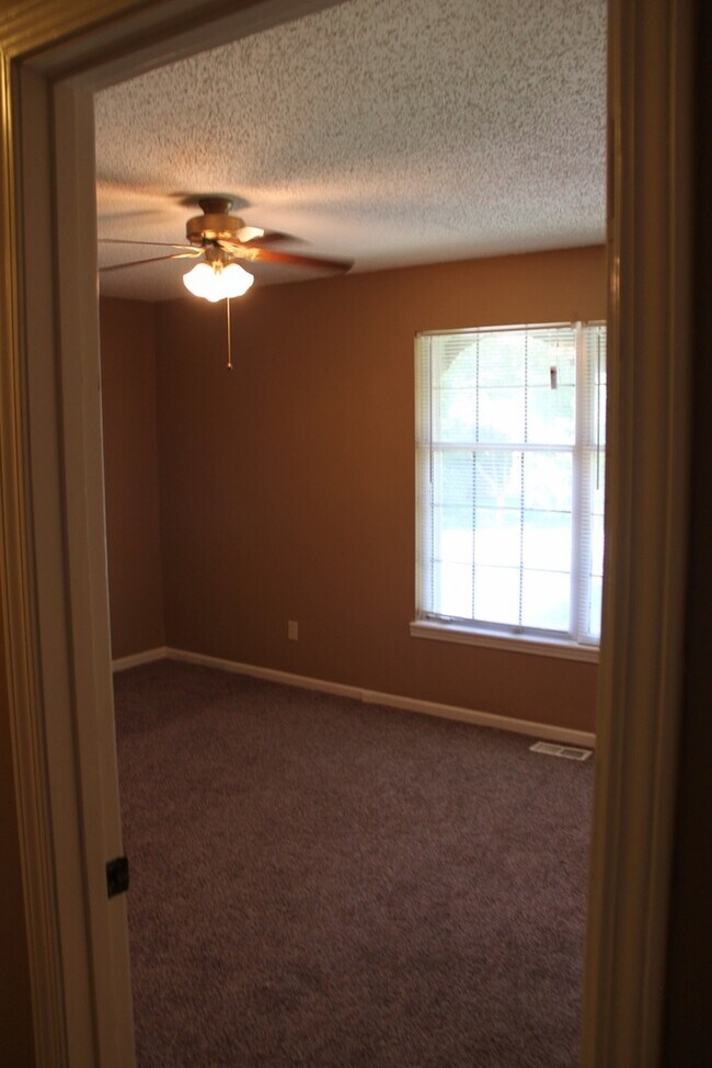Building Photo - AVAILABLE NOW! Beautiful 3 Bedroom Home in...