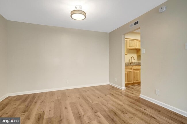Building Photo - 3800 Fairfax Dr