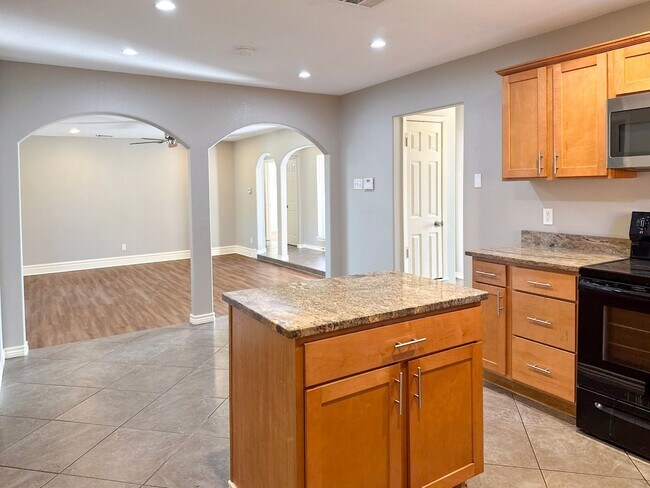 Building Photo - 4 Bedroom / 2 Bath / 2 Car Garage