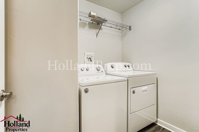 Building Photo - Beautiful Townhome with an Attached Garage in South East Hillsboro!