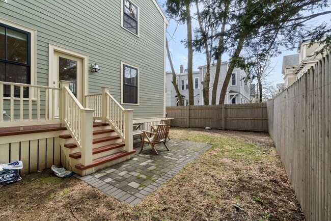 Building Photo - 20 Tufts St
