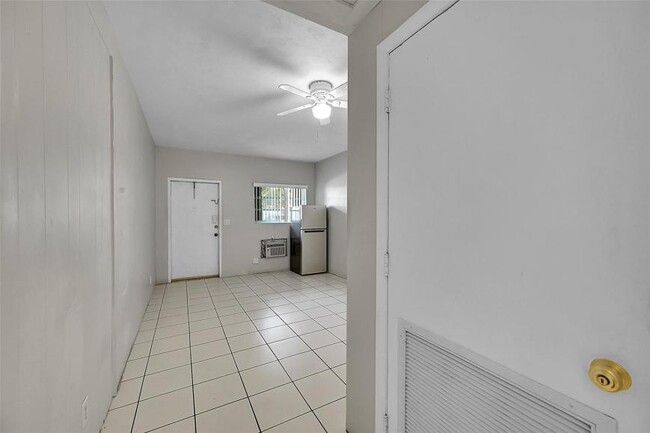 Building Photo - 3 bedroom in Hallandale FL 33009