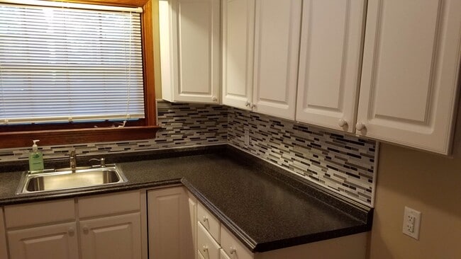 Building Photo - 3 BR / 1 BA Renovated Home North of Richmond, Available August 1