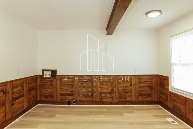 Building Photo - Charming 3 Bed Home with Spacious Layout i...