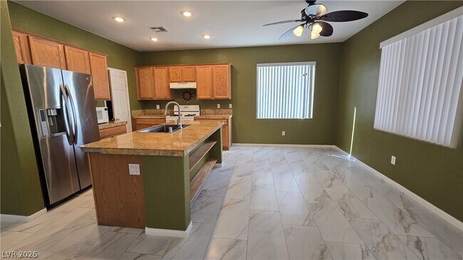 Building Photo - 3902 W El Campo Grande Ave
