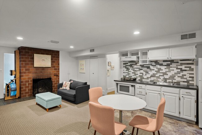 Building Photo - 4 Bed / 3 Bath in the Hallinan Neighborhood
