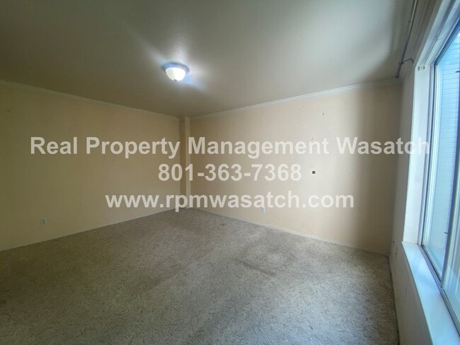 Building Photo - Charming 3 Bedroom 2 Bathroom Downtown Condo!