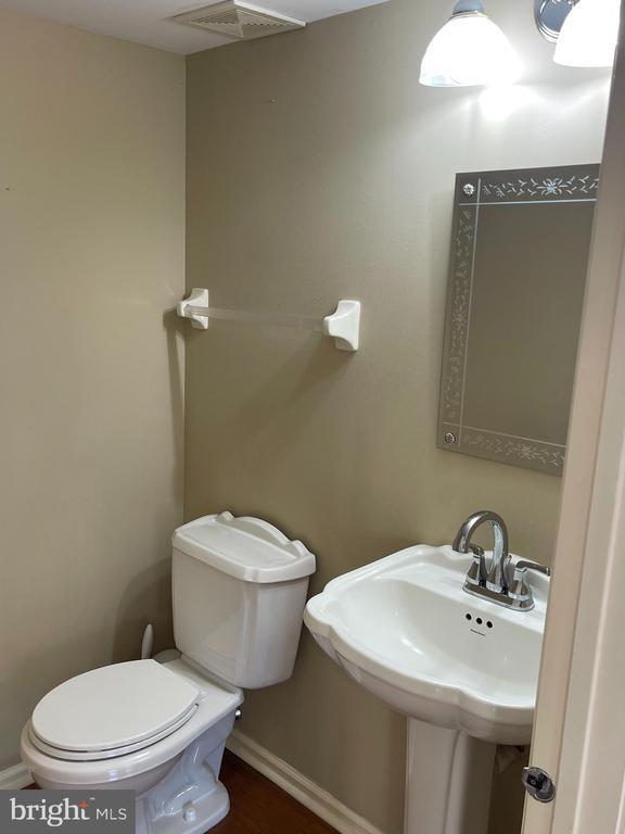 Building Photo - 208 Strawberry Ct