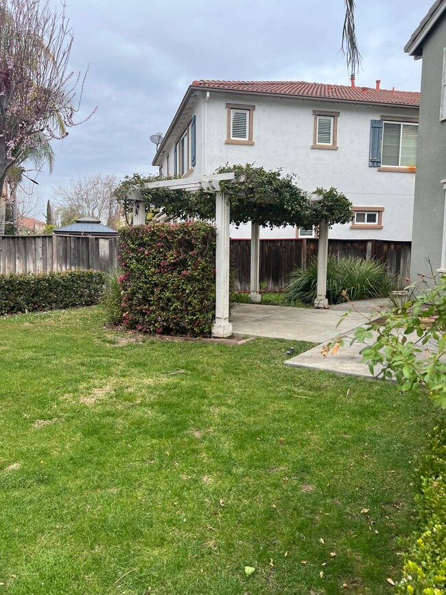 Building Photo - 627 Tradition St