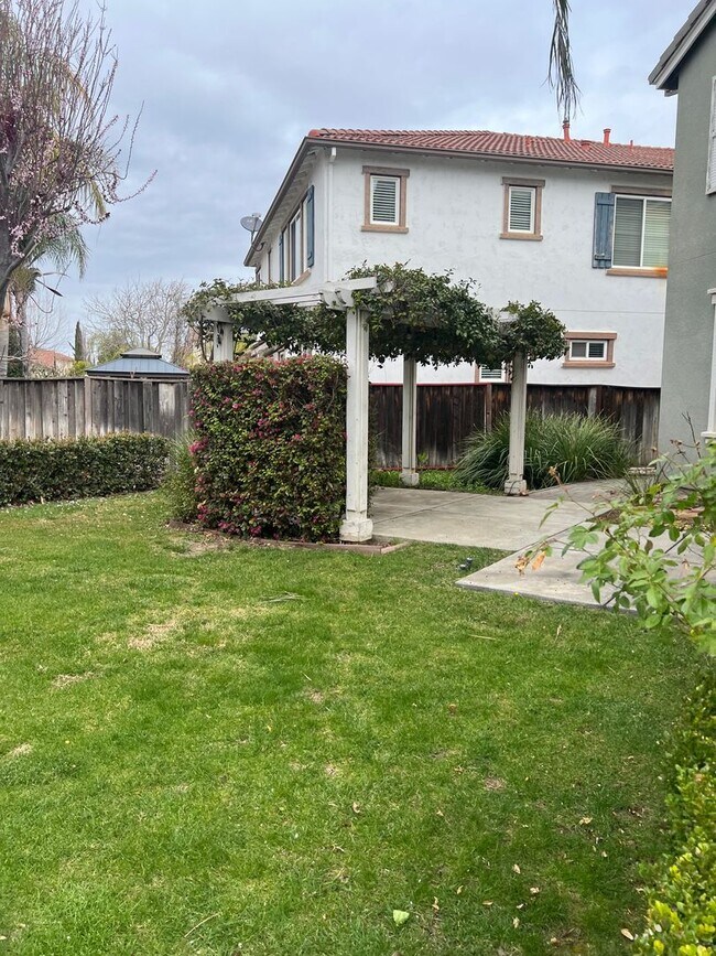 Building Photo - Large 4 Bedroom House
