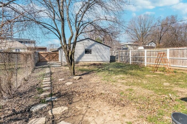 Building Photo - Charming 3-Bedroom Bungalow with Updated K...