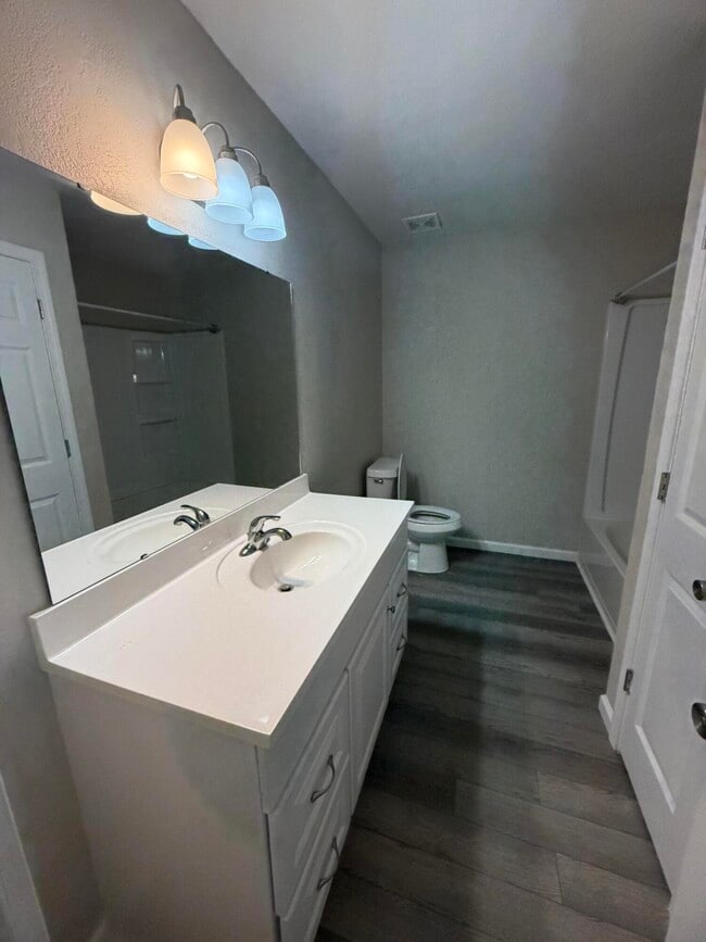 Building Photo - 122 Hampton Dr