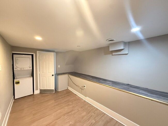 Building Photo - Spacious 4BR Rowhome Near Ellwood Park, Washer/Dryer Included