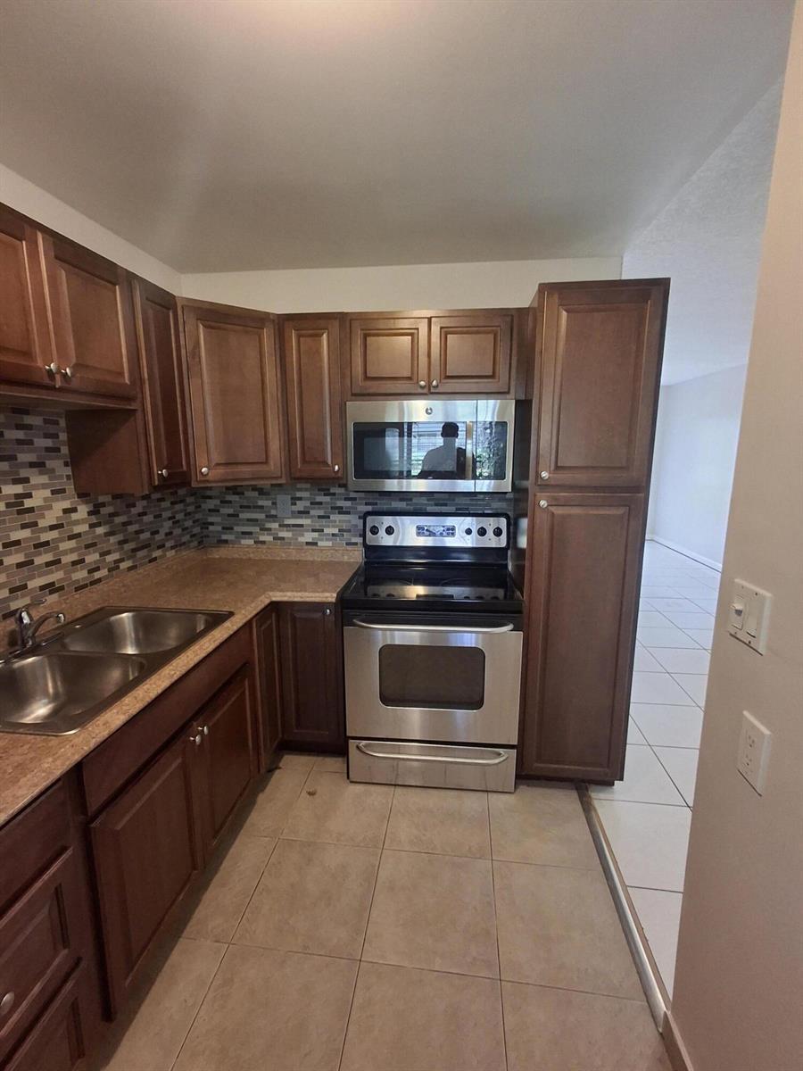 Building Photo - 512 Gardens Dr