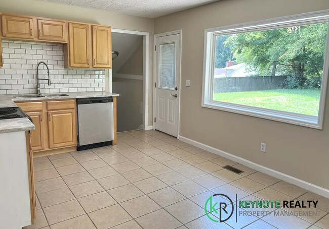 Building Photo - 125 Teakwood Ln