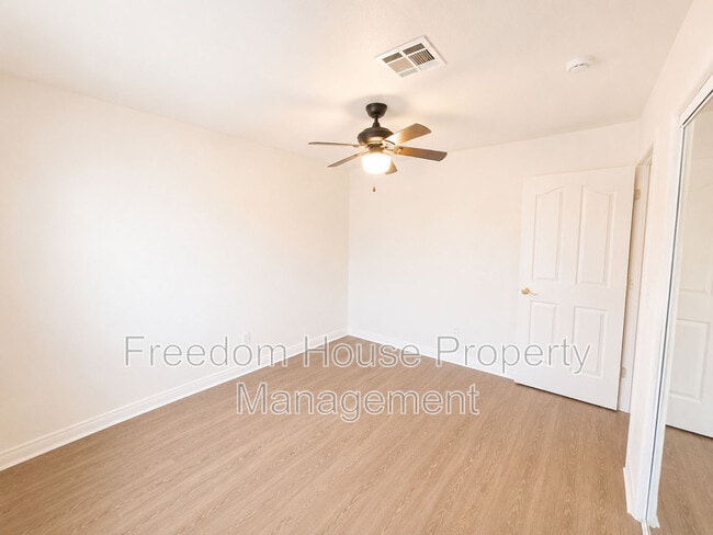 Building Photo - 3066 E Mount Charleston Dr