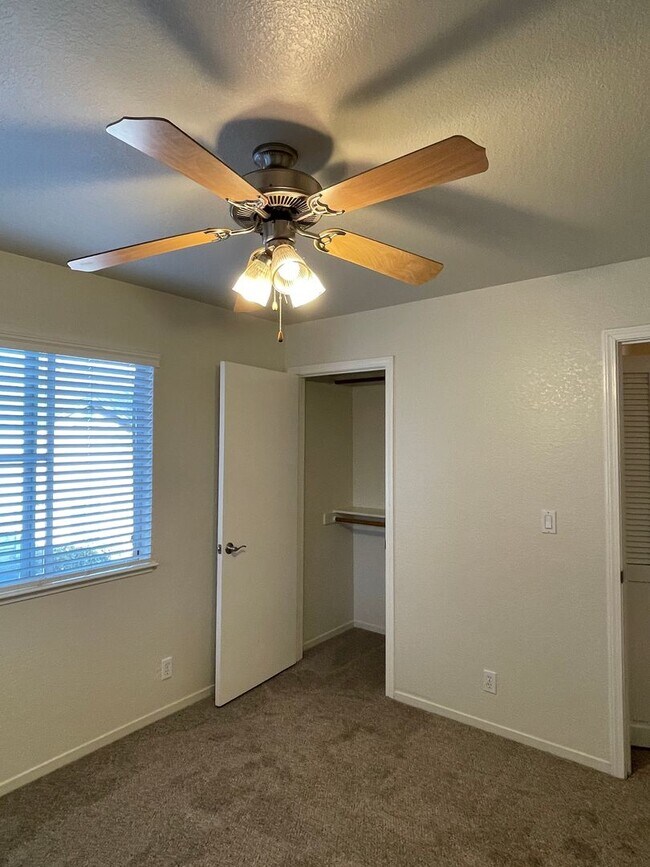 Building Photo - Chico 3 bed 2 bath Condo, Pool, Reserved Parking, upstair unit. newly refurbished