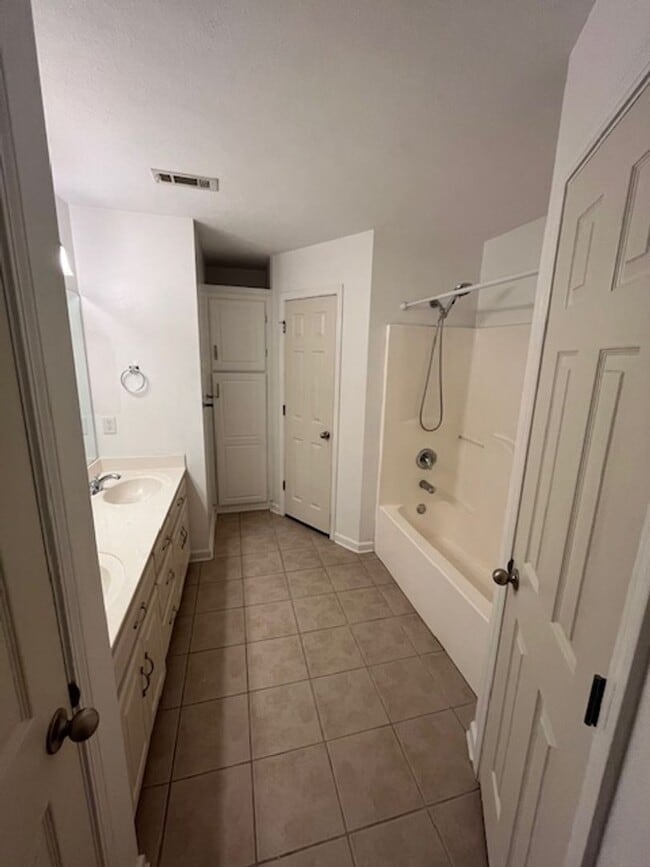 Building Photo - 102 Rosebud Cir