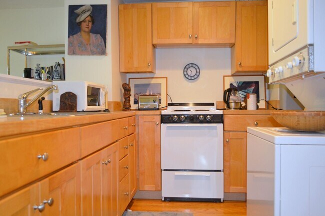 Building Photo - 5 Rocky Neck Ave