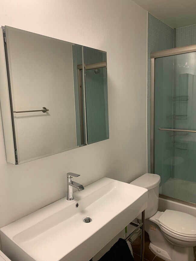 Building Photo - 141 S Clark Dr