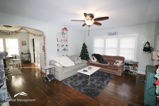 Building Photo - Awesome 4 bedroom 2 bathroom home located ...