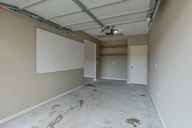 Building Photo - 4 BR Farmington Home!
