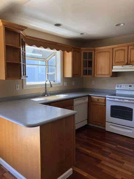 Kitchen - 3555 Northwood Dr