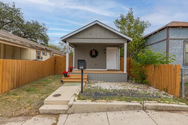 Primary Photo - 125 Forrest Ave