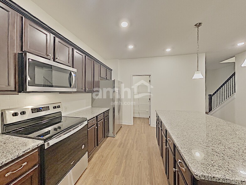 Building Photo - 331 Elmhurst Dr