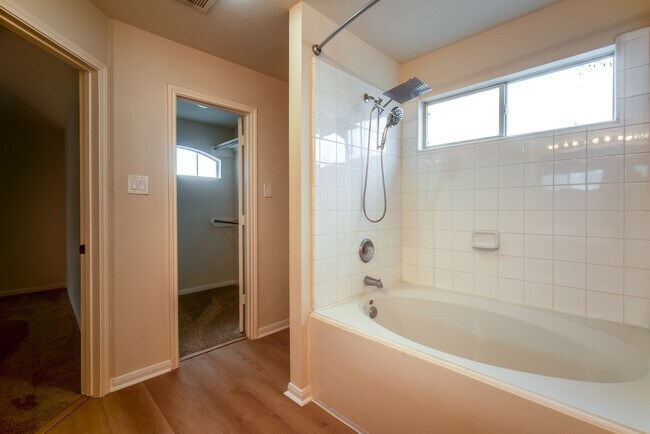 Building Photo - 6702 Albion Cresent Dr